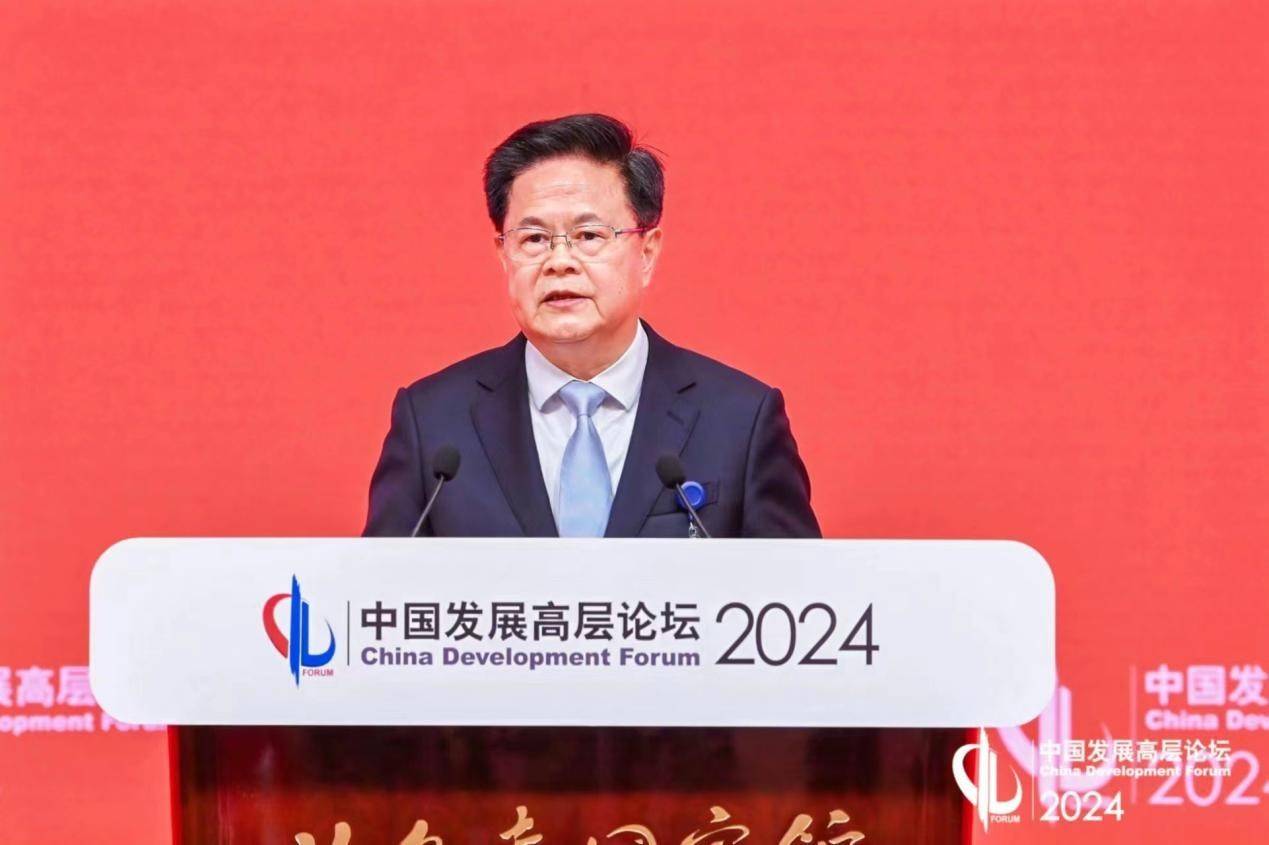 郑栅洁，从地方治理到国家经济掌舵者的实干之路