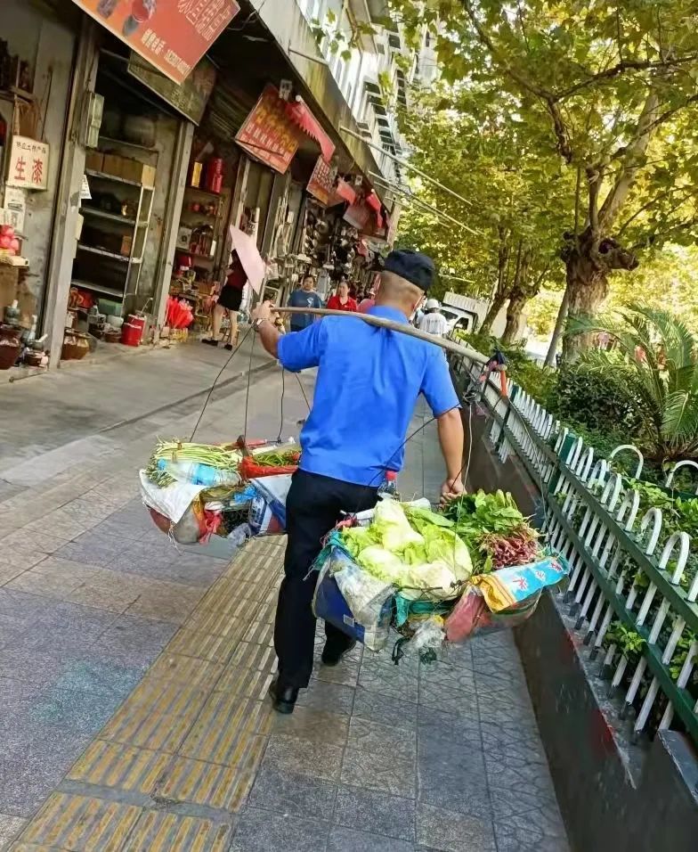 那块蓝牌子下，她扫出了生活的重量