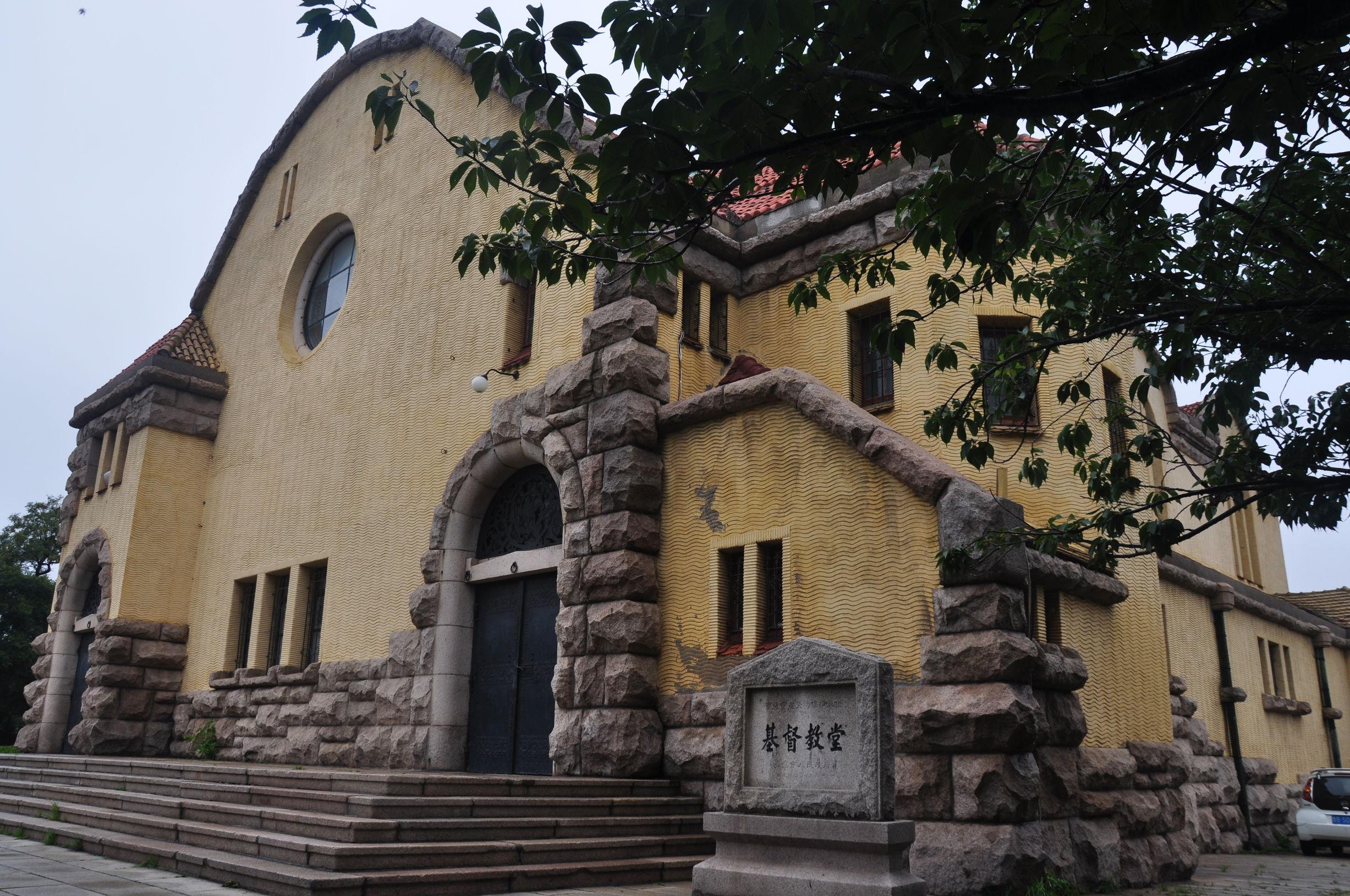 走在初冬的上海街头，梧桐叶落了满地。外滩的万国建筑群在暮色里亮起灯，那座花岗岩大楼门楣上，浮雕的花纹已经模糊。将近一百二十年前，花旗银行就是在这里挂上了它在中国的第一块招牌