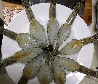新东方财报里的剪刀差，砍掉光环，露出教育的骨头与直播的肌肉
