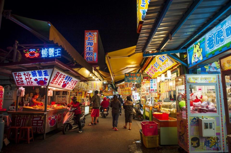 赴港旅客请注意，在霓虹与山海之间，做一名温柔的过客