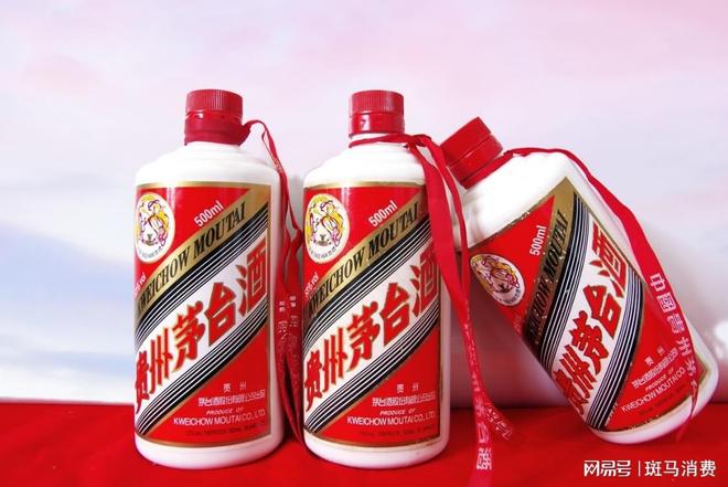 在中国白酒的版图上，茅台早已不仅仅是一瓶酒。它是一座孤峰，一种信仰，一套被反复言说却依然众说纷纭的价值体系。当世人盯着它的股价、批条和拍卖槌时，很少有人愿意真正安静下来，做一道最简单的观察题