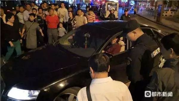 这大消息带来的热度，持续了大概有一个礼拜。人们渐渐习惯了那辆四个圈的大黑车和彼得的你嚎。新鲜劲儿过去了，日子似乎要恢复它本来的节奏