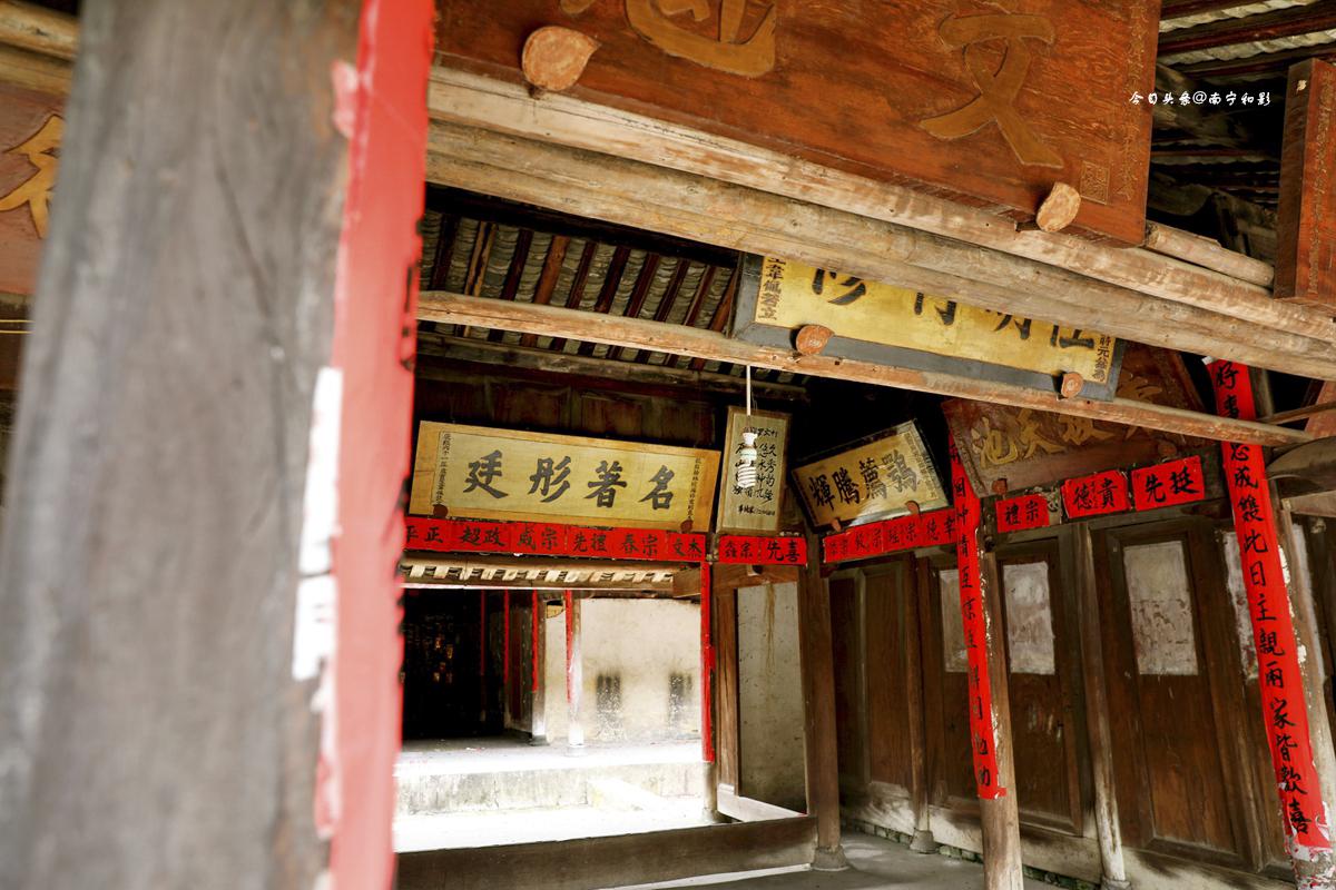 那时我不懂，只觉得和字平常，不如大字那样有气魄。后来年岁渐长，见的人多了，经的事也杂了，才慢慢嚼出那和字里的滋味来