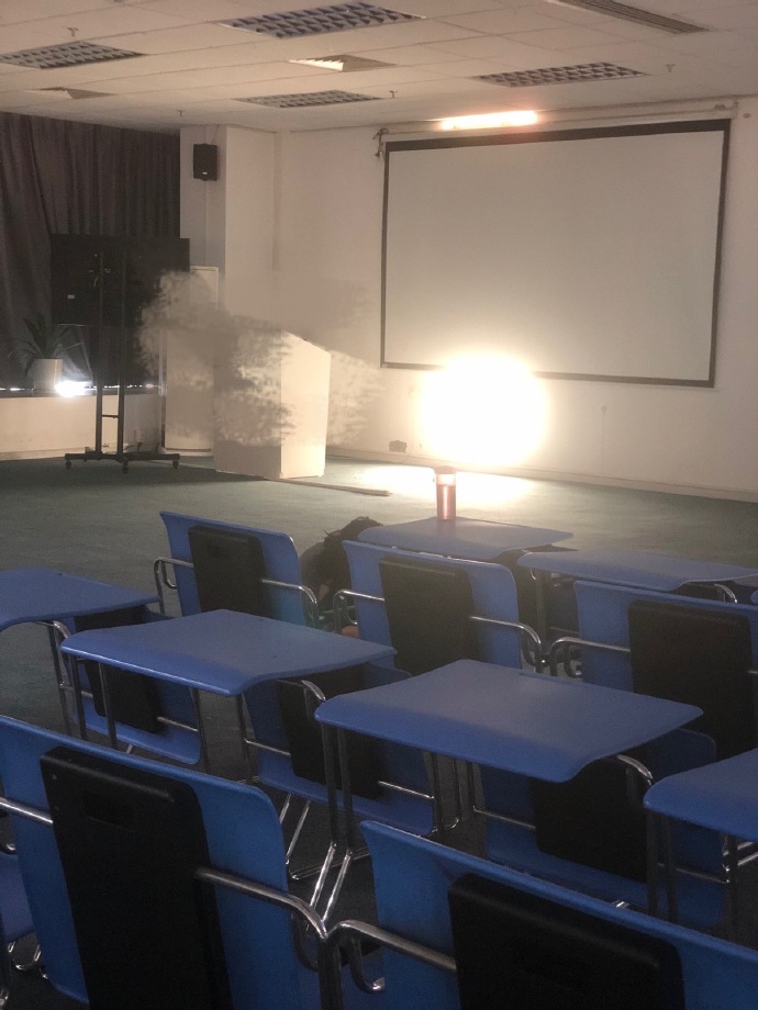 会议室里的空气像是被抽干了一样，静得能听见投影仪风扇的低鸣。墙上的电子屏定格在最后一行数字上，白底黑字，刺得人眼睛发酸