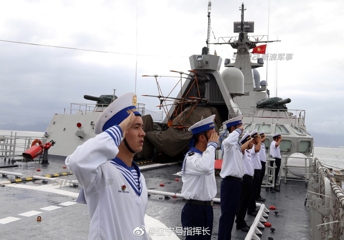舰艇随后驶离